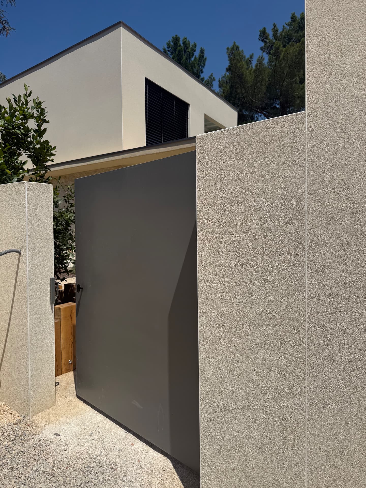 L'entrée du cabinet sous le ciel bleu de Provence
